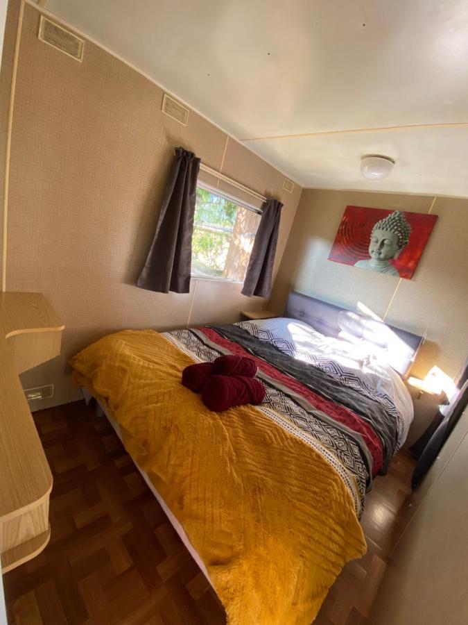Mobilhome Sous Chalet En Bois A La Ferme Josnes Buitenkant foto