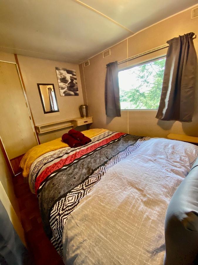 Mobilhome Sous Chalet En Bois A La Ferme Josnes Buitenkant foto