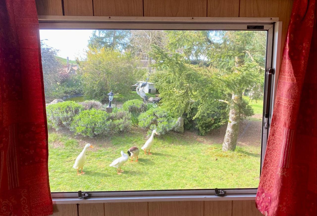 Mobilhome Sous Chalet En Bois A La Ferme Josnes Buitenkant foto