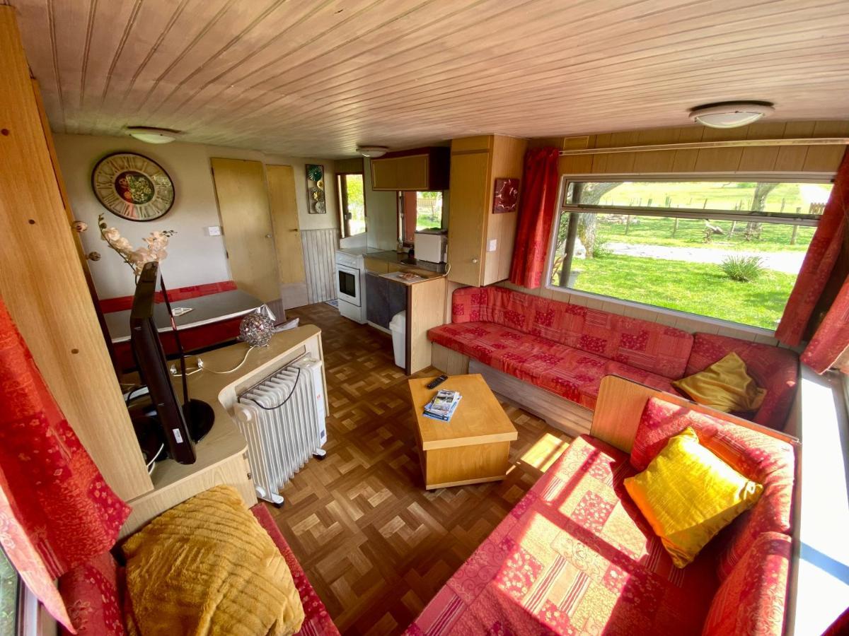 Mobilhome Sous Chalet En Bois A La Ferme Josnes Buitenkant foto