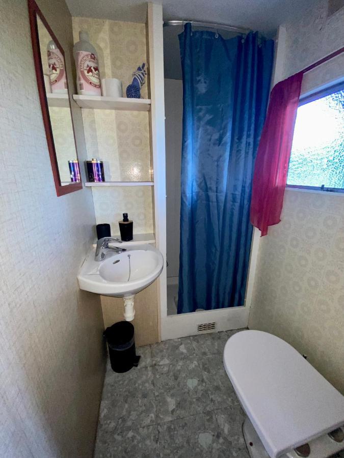 Mobilhome Sous Chalet En Bois A La Ferme Josnes Buitenkant foto
