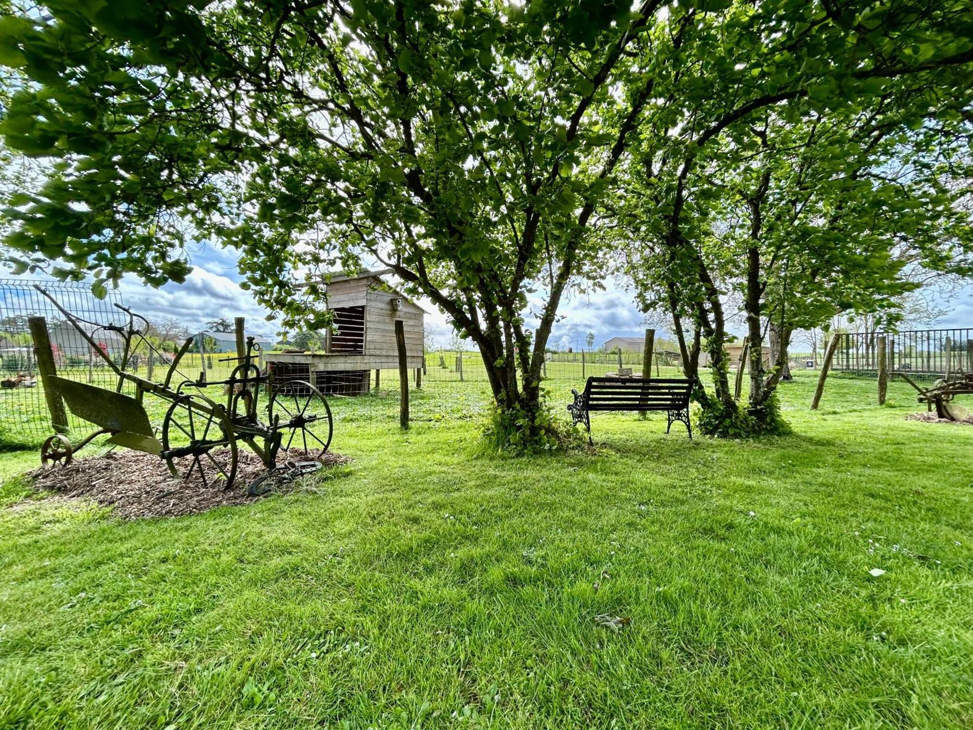 Mobilhome Sous Chalet En Bois A La Ferme Josnes Buitenkant foto